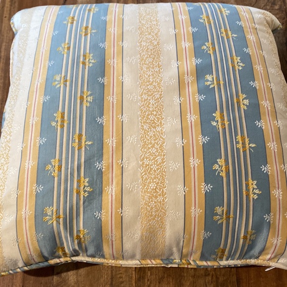 Pierre Deux maintenon blue fabric custom made pillows (2) - Picture 6 of 7